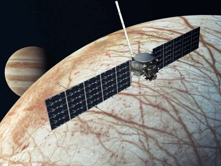 Europa Clipper-Raumsonde der NASA mit Europa und Jupiter