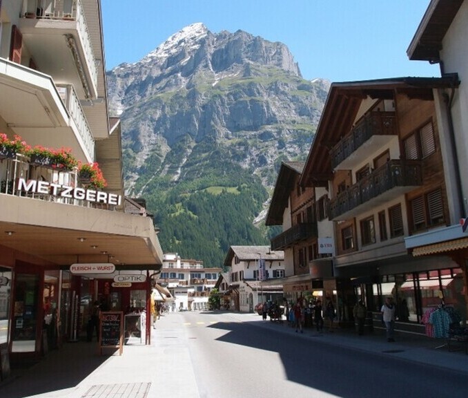 Streetview eines Bergdorfs