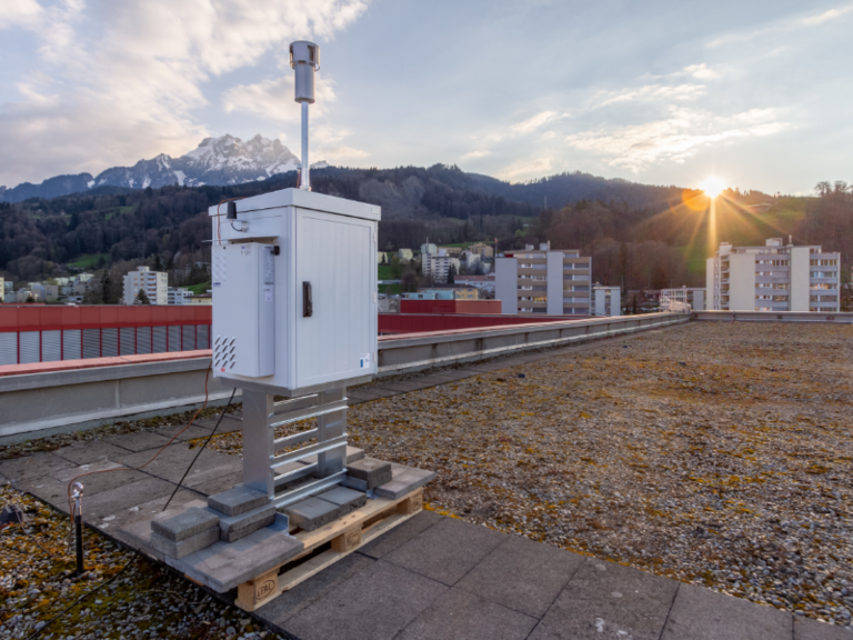 Measuring station on roof