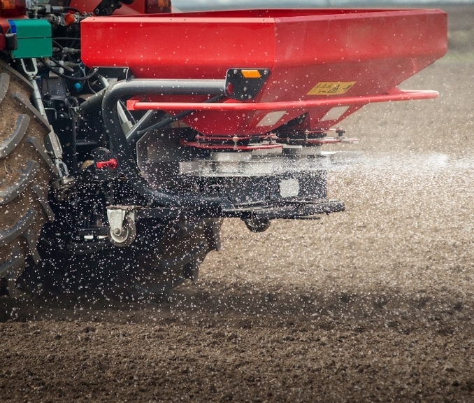 Fertilising tractor